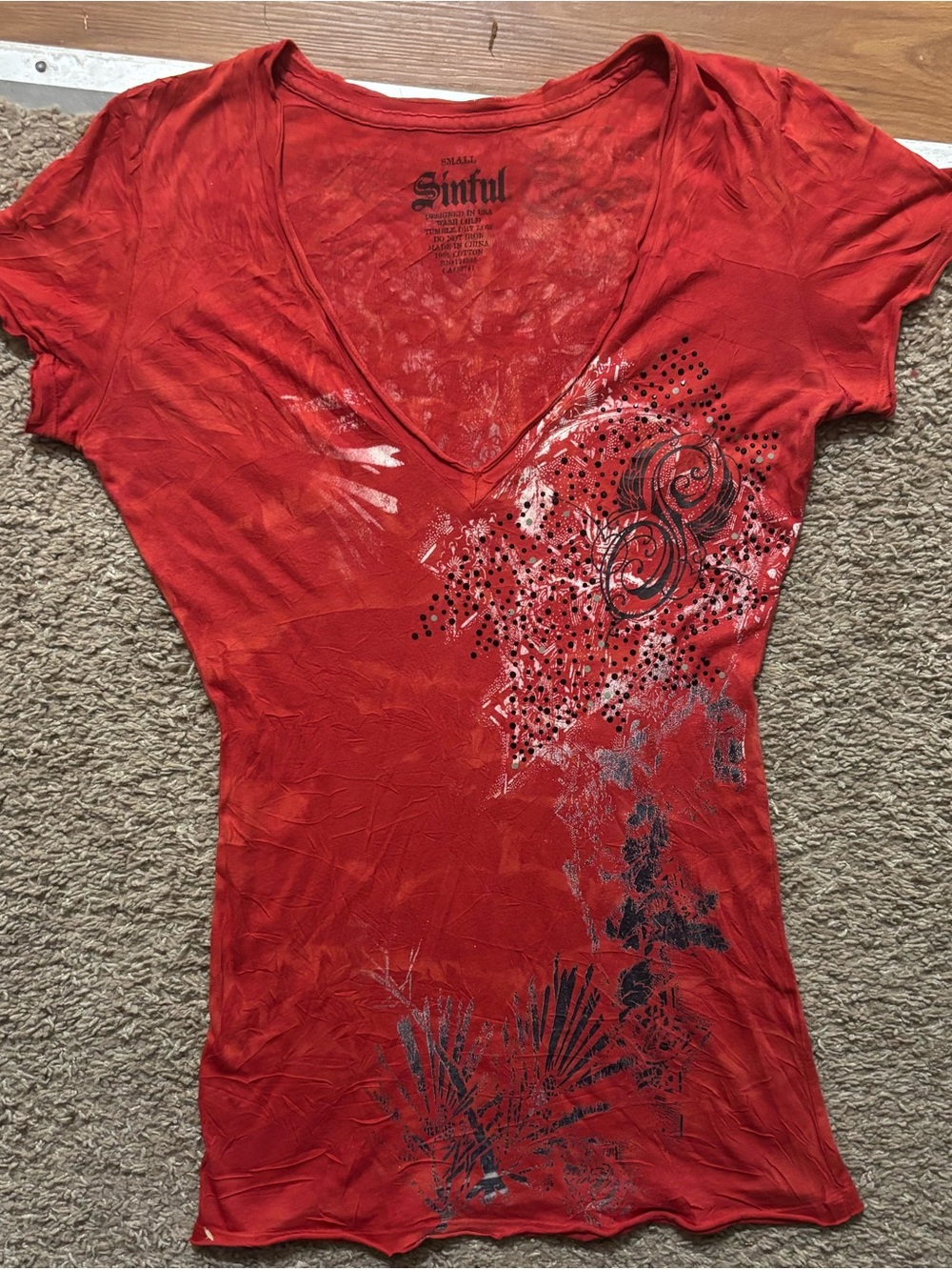 Sinful Affliction Woman’s Sm V-Neck Red Graphic Rhinestone Tee Like New